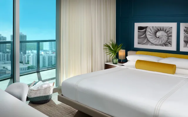 غرفة مريحة بسرير كينج بإطلالة على المدينة، Sole Miami A Noble House Resort 1/1