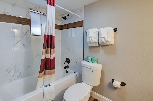 Standard, 2 Queen Beds, Creek Side، Brookside Lodge 8/8