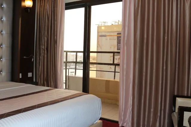 غرفة قياسية ثلاثية بسرير كينج وسرير فردي بشرفة، Al Khaleej Grand Hotel 1/5