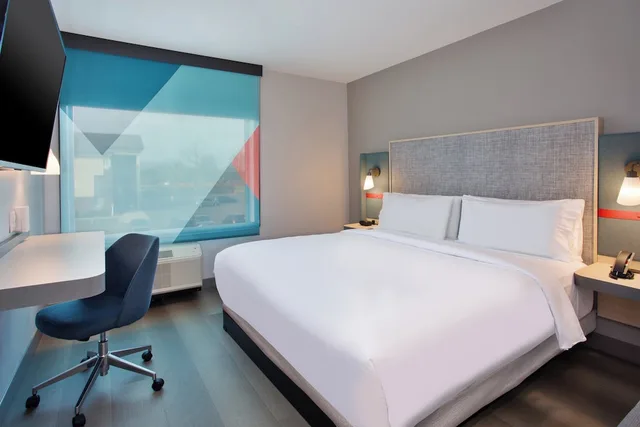 غرفة قياسية بسرير كينج لذوي الإعاقة، avid hotels Detroit - Warren 2/9