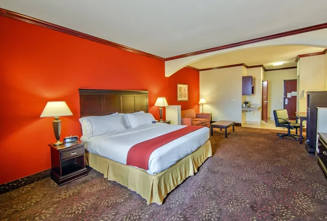 جناح بسرير كينج بمنطقة جلوس، Holiday Inn Express Hotel Suites Terrell 2/3