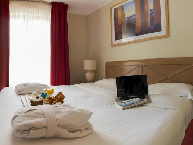 شقة بغرفتي نوم، Royal Garden Champs Elysees 2/2