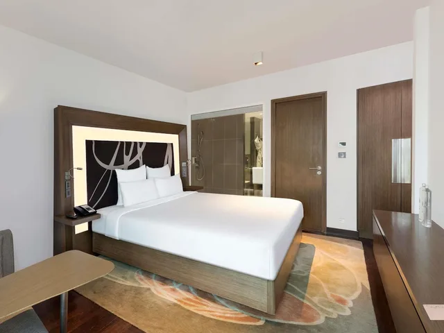 غرفة سوبيريور بسرير كينج بإطلالة على المسبح، Novotel New Delhi Aerocity 5/8