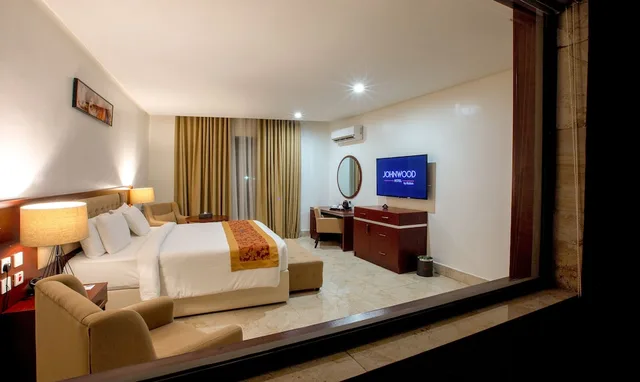 Executive, Queen Bed, Johnwood Hotel by Bolton 4/4