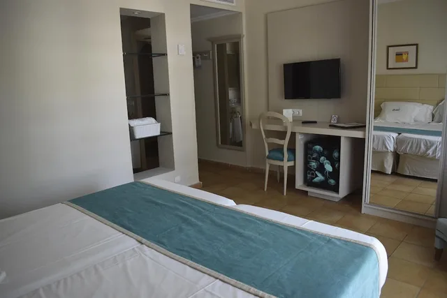 غرفة بسريرين منفصلين بشرفة، Hotel Cala d Or - Adults Only 9/10