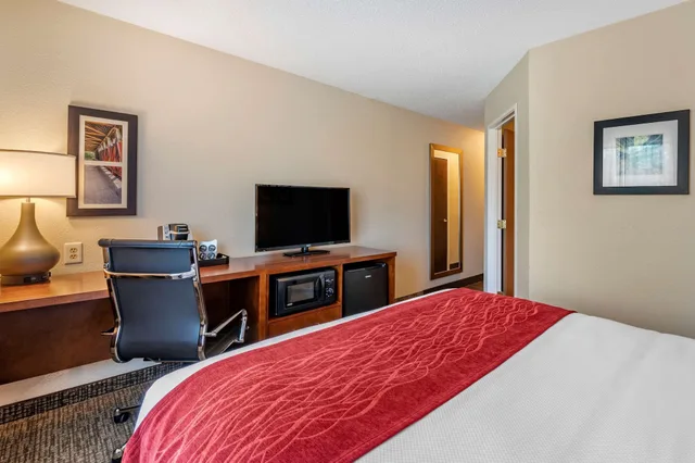 غرفة قياسية بسرير كوين، Comfort Inn La Porte, IN 2/5