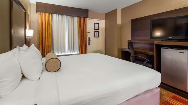 غرفة قياسية بسرير كينج للمدخنين، Best Western Salisbury Plaza 2/8