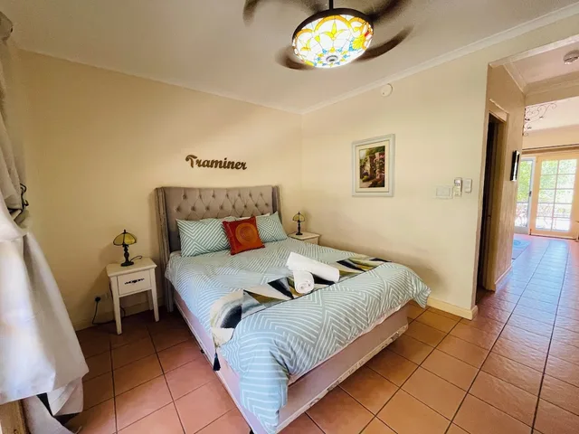 جناح بسرير كوين بإطلالة على الحديقة بغرفة نوم واحدة، Villa Provence 4/8