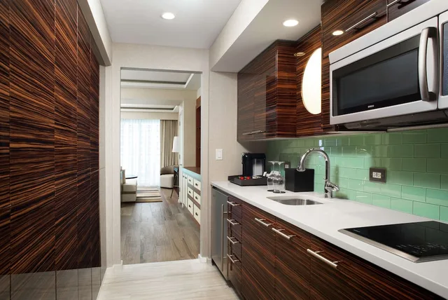 Junior Suite, King Bed, Partial Ocean View, Sofa, Bathtub, Accessible, Conrad Fort Lauderdale Beach 7/9
