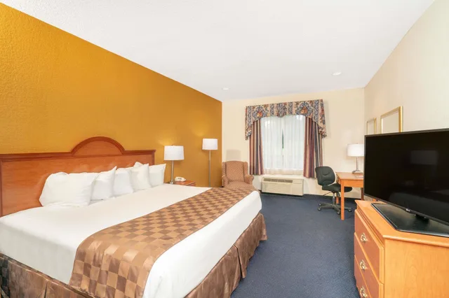 غرفة بسرير كينج، Baymont by Wyndham Albany, KY 3/6