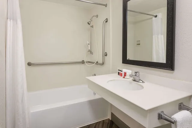 غرفة بسرير كينج لذوي الإعاقة، Baymont By Wyndham Greenville Woodruff Rd 8/10