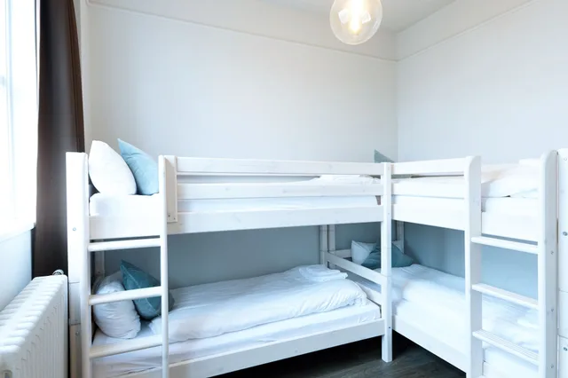 جناح عائلي بسريرين منفصلين وأسرّة بطابقين مع أريكة، Fosshotel Baron 2/4