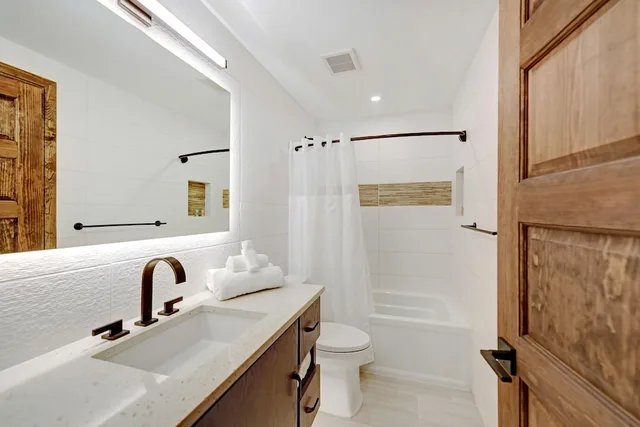 1 Bedroom, Luxury, Suite, King Bed, Beach Side, Bali Hai Beachfront Resort And Spa 4/4