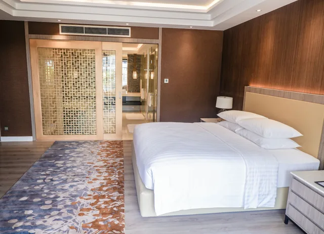 جناح رئاسي بسرير كينج بإطلالة على المسبح بغرفة نوم واحدة، COURTYARD BY MARRIOTT SIEM REAP RESORT 1/3