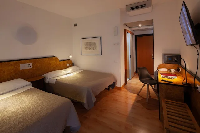 غرفة عائلية رباعية بسرير مزدوج وسريرين منفصلين، Cristina Hotel 2/4