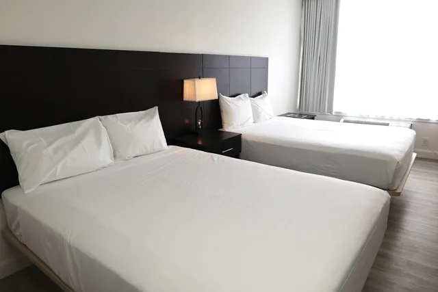 غرفة كلاسيكية رباعية بسريرين كوين، Travelodge by Wyndham Hotel & Convention Centre Quebec City 2/6