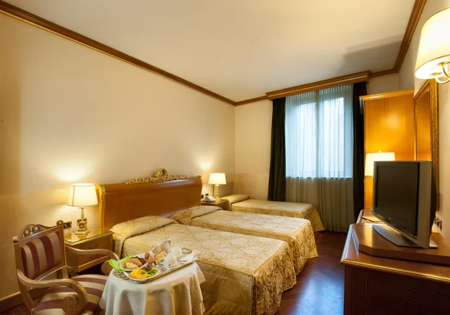 غرفة ثلاثية، Marconi Hotel 1/1