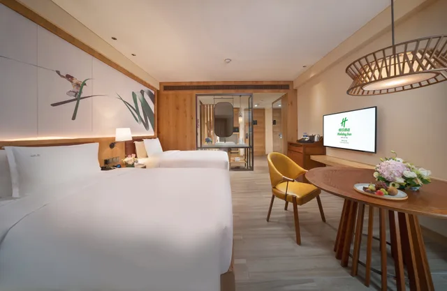 غرفة قياسية بسريرين مزدوجين في طابق مرتفع، Holiday Inn Jilin Beidahu 4/8
