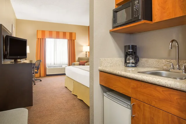 جناح بسرير كينج بمنطقة جلوس، Holiday Inn Express Hotel Suites Muncie 4/4
