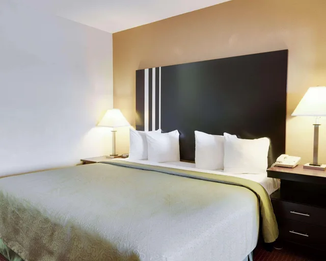 جناح، Quality Inn and Suites Clarksville 3/3