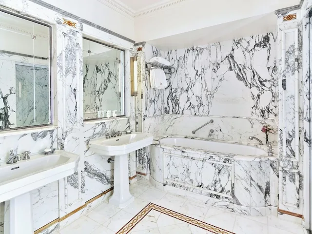 جناح جونيور، Le Meurice 2/3