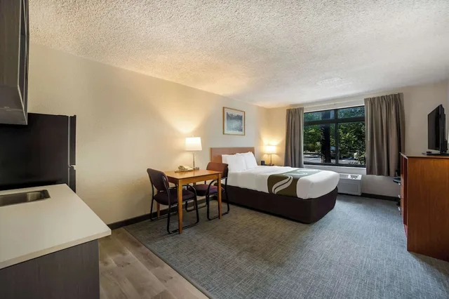 غرفة قياسية بسرير كوين بمطبخ صغير، Suburban Studios Canon City, CO 8/10