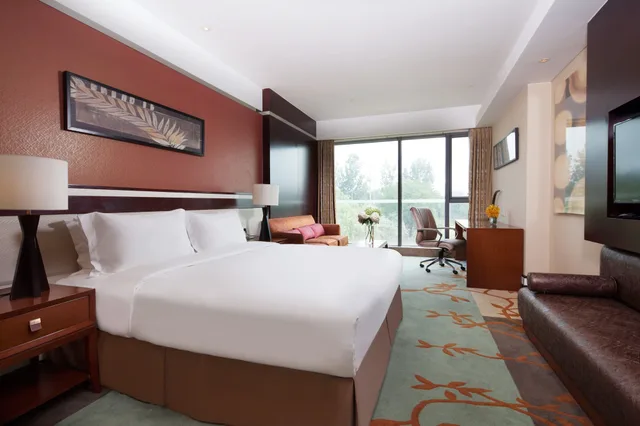 غرفة قياسية بسرير كينج بإطلالة على الحديقة، Holiday Inn Beijing Shijingshan Parkview 4/6