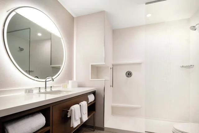 غرفة بسرير كينج مع أريكة، Courtyard by Marriott Fresno Clovis 2/5