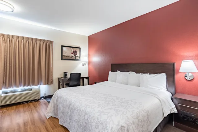 غرفة بسرير كينج لذوي الإعاقة، Red Roof PLUS Phoenix West 2/2