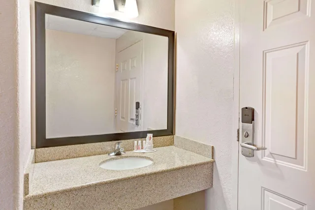 غرفة سوبيريور بسرير كينج للمدخنين، Howard Johnson By Wyndham Galveston 9/10