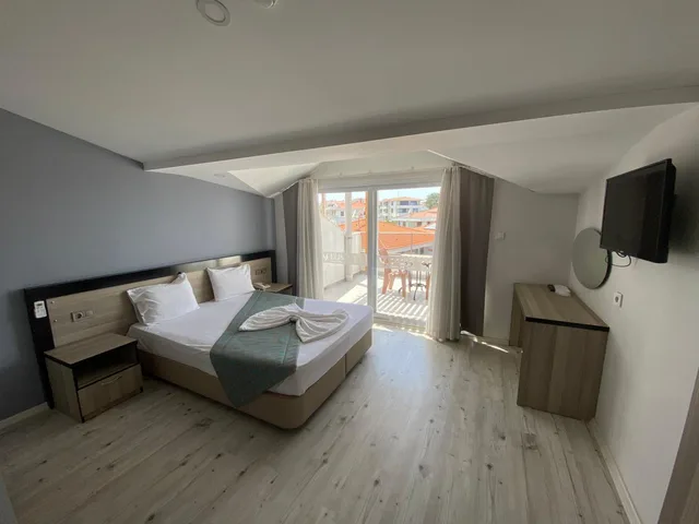 غرفة ثلاثية بشرفة، Ayvalik Elisa Otel 1/2