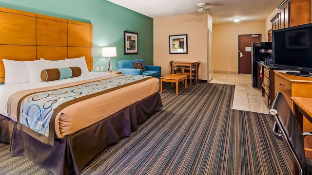 غرفة قياسية بسرير كينج بمطبخ صغير لذوي الإعاقة، Best Western Plus Seminole Hotel and Suites 1/1