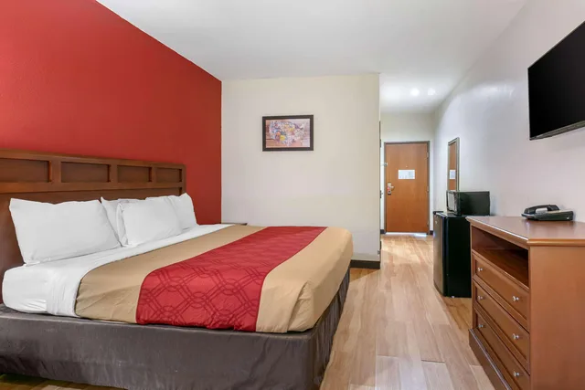 غرفة بسرير كينج للمدخنين، Econo Lodge Eutaw I-20 1/4