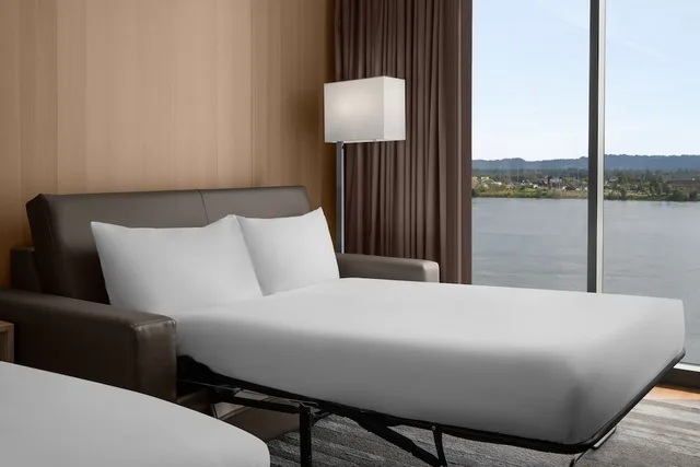 غرفة بسرير كينج بإطلالة على النهر مع أريكة، AC Hotel Vancouver Waterfront 2/3
