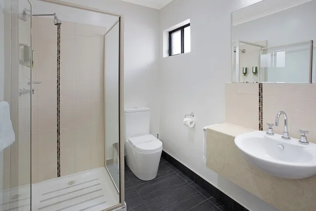 غرفة قياسية بسرير كوين وسريرين منفصلين، Comfort Inn May Park 3/5