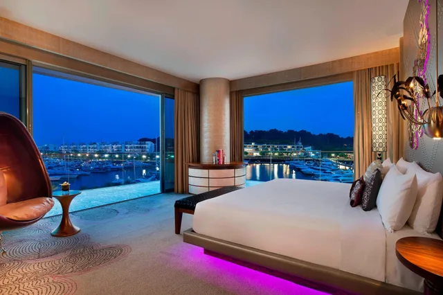 جناح بسرير كينج بشرفة بغرفة نوم واحدة، W Singapore Sentosa Cove 3/8