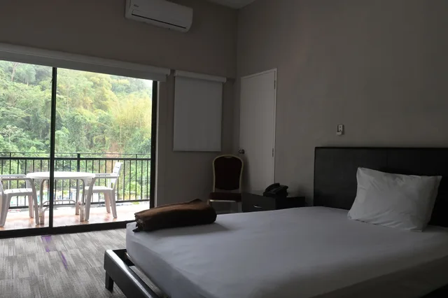 غرفة قياسية بشرفة بغرفة نوم واحدة، Cascadia Hotel Conference Center 1/3