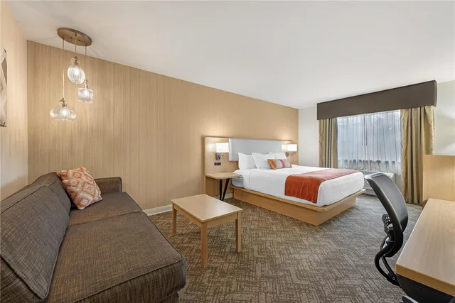 غرفة بسرير كينج بإطلالة على الجبل مع أريكة، Best Western Vista Inn 2/4