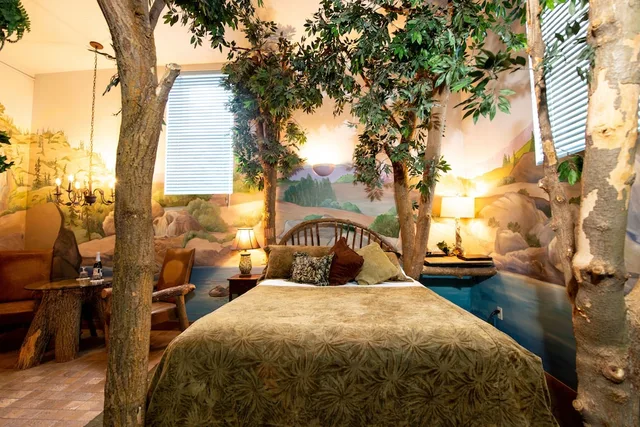 Bridal, Queen Bed, Bridge Falls View، Anniversary Inn - 5th South 1/1