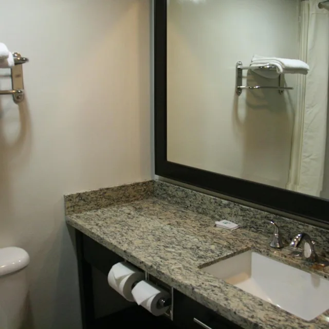 1 King Bed - Non-Smoking, Micfridge، Motel6 Monterey Park, CA 5/7