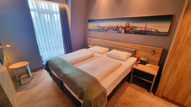 جناح بسرير كوين بشرفة، Hotel Panorama Hamburg-Harburg 1/1