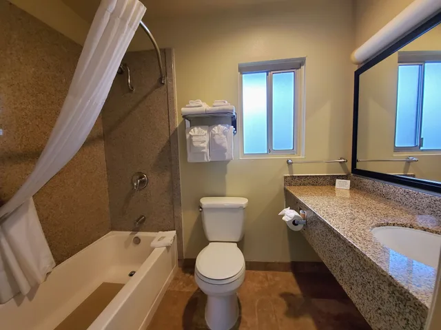 Suite, 1 Double and 2 Queen Beds، Quality Inn & Suites Anaheim at the Park 4/4