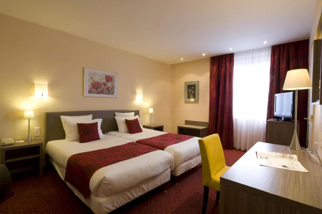 Room, Twin Beds, Grand Hotel Bristol 2/2