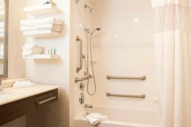 Room, 2 Queen Beds, Accessible, Hampton Inn & Suites Boone 3/3