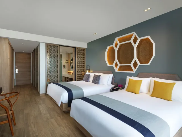 غرفة بريميير عائلية بسرير كينج وسرير كوين بإطلالة على البحر بشرفة، Avista Grande Phuket Karon MGallery 2/10