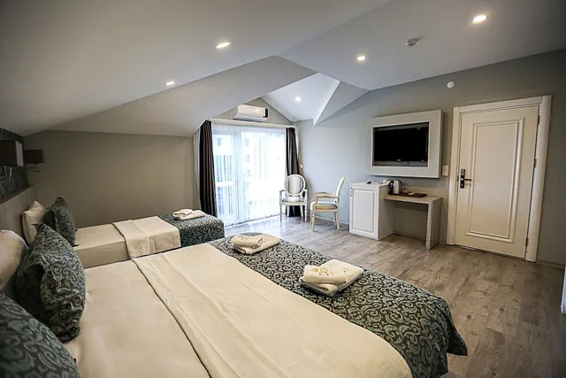 غرفة ثلاثية بسرير مزدوج وسرير فردي بإطلالة على البحر، Doa Suite Hotel 2/3
