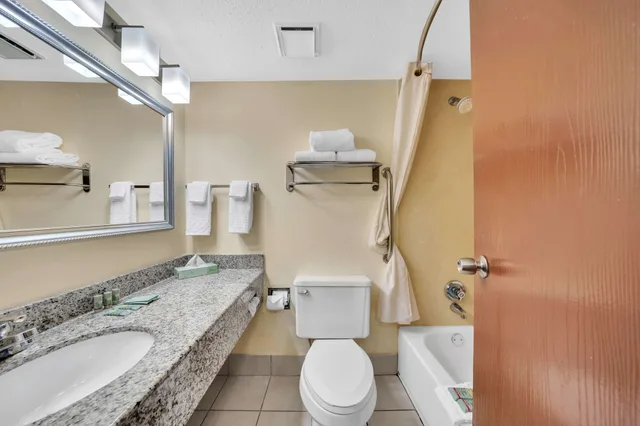 غرفة قياسية بسريرين كوين، Best Western Hampton Coliseum Inn 6/7