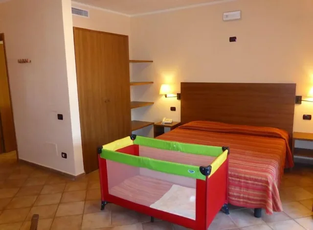 غرفة قياسية رباعية بسرير كوين وسريرين منفصلين بإطلالة على الحديقة لذوي الإعاقة، Villaggio Club I Tusci Residence 2/3