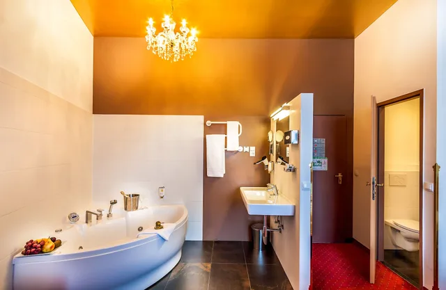 غرفة بسرير مزدوج بجاكوزي، Boutique Hotel Donauwalzer 4/5