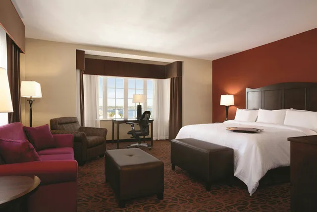 غرفة ركنية بسرير كينج مع أريكة، Hampton Inn And Suites Bradenton - Downtown Historic District 2/3